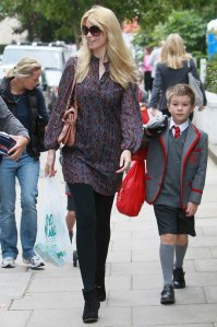 Claudia_Schiffer_on_the_school_run_001_122_259lo
