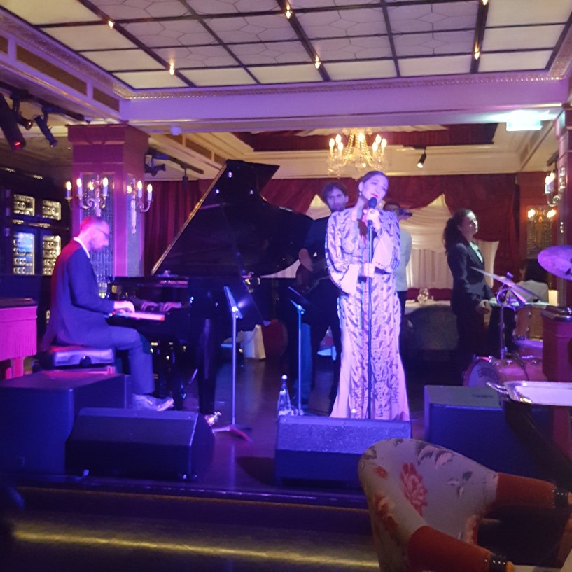 parkchinoisloungesingernhym